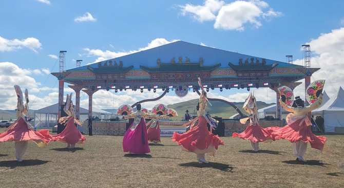 지난 23일 몽골 울란바토르에서 열린 '2025 노마드 세계문화축제'에 초청돼 한국 전통무용 공연을 개최하고 있다. ⓒ 서천군