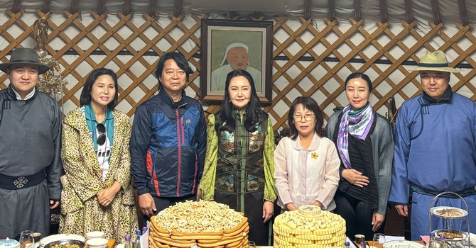 지난 23일 몽골 울란바토르에서 열린 '2025 노마드 세계문화축제'에 초청돼 한국 전통무용 공연을 개최 후 기념촬영을 하고 있다. ⓒ 서천군
