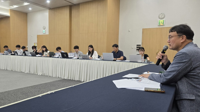 박장호 APEC준비지원단 과장이 APEC 정상회의장에 대해 설명하고 있다. ⓒ 인터넷신문협회