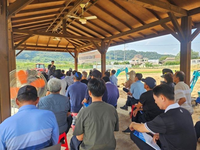지난 22일 임대 농기계 회원에 가입한 농업인을 대상으로 농업기계 현장실무교육을 실시했다. ⓒ 군위군