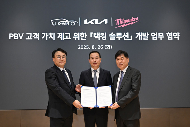 정의근 케이밴 대표이사, 정원정 기아 국내사업본부장 부사장, 박용범 밀워키 코리아 대표이사. ⓒ 기아