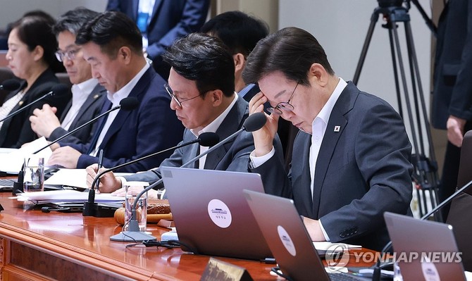 지난 7월29일 이재명 대통령이 서울 용산 대통령실 청사에서 열린 국무회의에서 김영훈 고용노동부 장관의 산업재해 대책 발표를 듣고 있다. ⓒ 연합뉴스