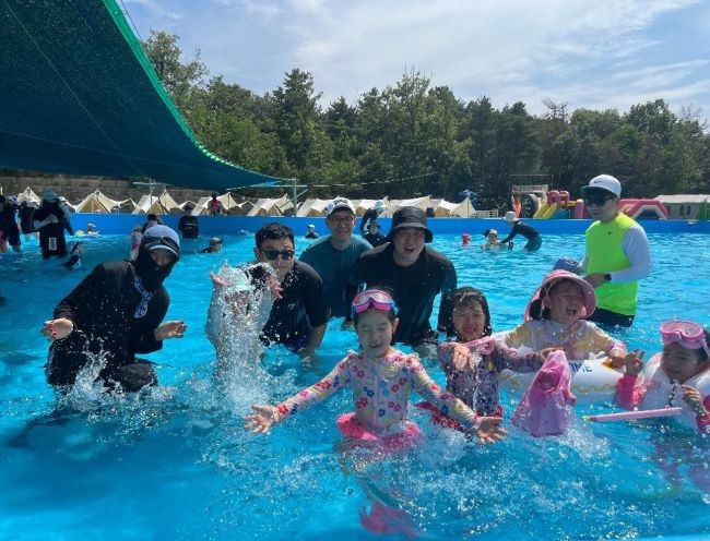 포스코어린이집 아이들이 아빠와 함께 물놀이를 즐기고 있다. ⓒ 포스코