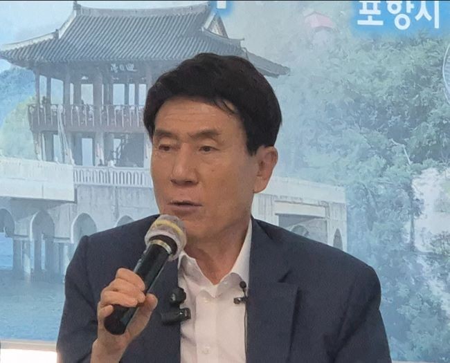 이강덕 시장은 27일 시청 브리핑룸에서 지역균형발전을 선도할 산업·주거·복지 융합형 통합 주거복지모델 구축 관련 기자간담회를 가졌다. ⓒ 최병수 기자