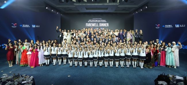 2025 APEC 문화산업고위급대화 대표단을 위한 환송 만찬을 가진 후 참석자들이 기념촬영을 하고 있다. ⓒ 경북도