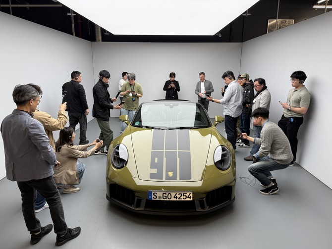 911 스피릿 70은 전 세계 1500대 한정 생산되는 컨버터블 모델로 1970년대 및 1980년대 초의 감성을 담고 있다. = 노병우 기자