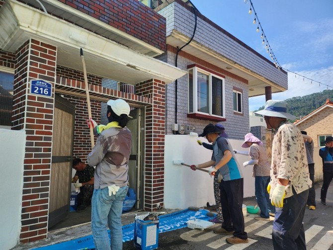 전입 증가 등 '욕지 학교 살리기 사업' 첫 결실 도색 장면 . ⓒ 통영시