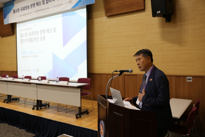 황희만 한국케이블TV방송협회 회장이 28일 열린 특별세미나에서 축사를 하고 있다. ⓒ 한국케이블TV방송협회