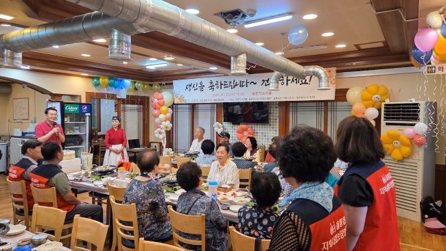 지난 27일 울릉약소마을에서 지역 내 저소득 홀몸 어르신들을 위한 '생신상 차려드리기' 특화사업을 진행했다. ⓒ 울릉군
