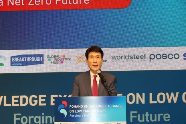 28일 포스코국제관에서 유엔산업개발기구(UNIDO), 산업통상자원부, 포항국제전시컨벤션센터(POEX)와 공동 주최해 개최한 '저탄소 철강 글로벌 워크숍'에서 기조연설을 하고 있는 이강덕 포항시장. ⓒ 포항시