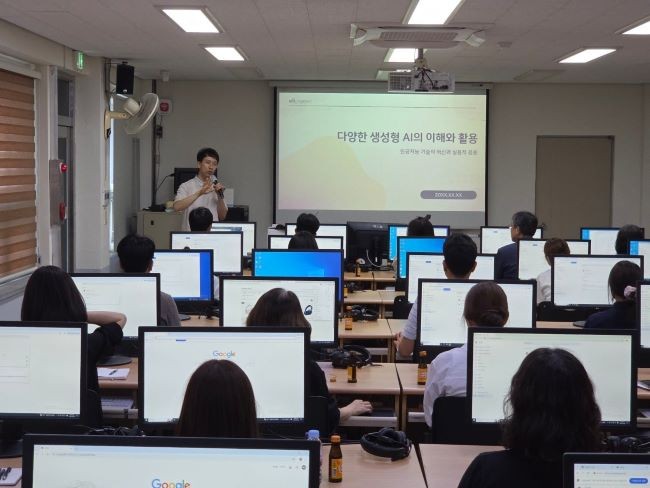 디지털배움터 전문강사 지도로 진행된 생성형 AI 활용 교육 모습. ⓒ 문경시