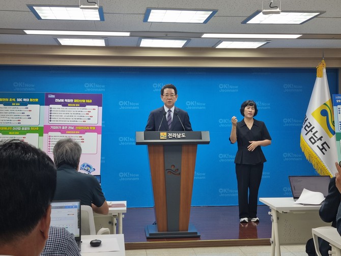 김영록 전남지사가 29일 오전 전남도청 브리핑룸에서 2025년 국고 예산 9.4억 원을 확보했다고 보고하고 있다. ⓒ장철호 기자