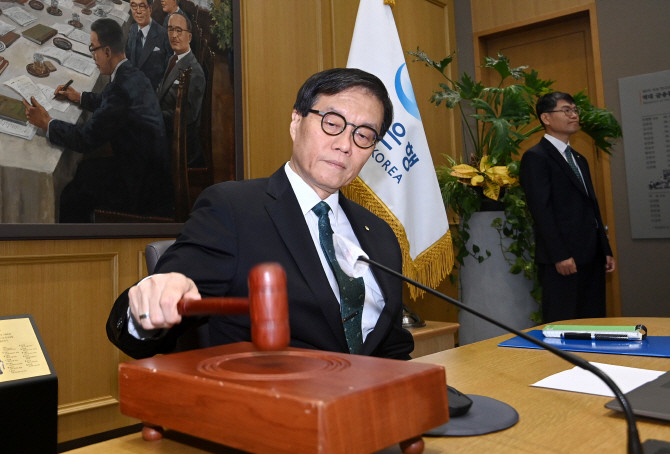 지난 28일 서울 중구 한국은행에서 열린 금융통화위원회에서 이창용 한국은행 총재가 의사봉을 두드리고 있다. © 연합뉴스