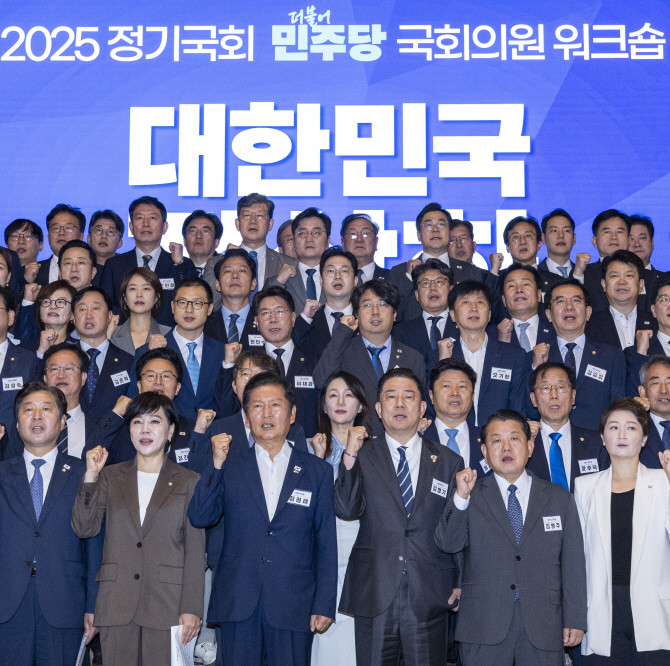 정청래 더불어민주당 대표와 김병기 원내대표를 비롯한 소속 의원들이 29일 인천시 중구 파라다이스시티 컨벤션에서 열린 2025 정기국회 더불어민주당 의원단 워크숍에서 논의해 확정한 결의문을 낭독한 뒤 구호를 제창하고 있다. ⓒ 연합뉴스