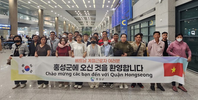 지난 28일 인천공항을 통해 입국한 베트남 계절근로자 21명의 안전한 입국 후 기념촬영을 하고 있다. ⓒ 홍성군