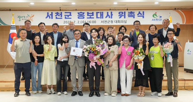 트로트가수 박민수 공식 팬카페 비타민수 서천군 저소득층에 성금 300만원 전달 후 기념촬영을 하고 있다. ⓒ 서천군
