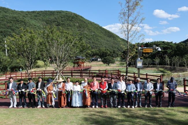 29일 내연산보경사시립공원 자연학습장 개장식을 개최했다(사진은 테이프 커팅식 모습). ⓒ 포항시