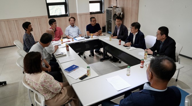 김의겸 청장이 29일 환경단체 및 전문가들과 만나 새만금 지역 환경 현안을 논의하고 있다. ⓒ 새만금개발청