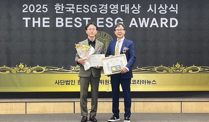29일 2025 한국ESG경영대상 시상식에서 김민수 한국중부발전 재무개선처장(왼쪽)이 공공기관 환경(E)부문 최우수상을 수상하고 기념촬영을 하고 있다. ⓒ 중부발전