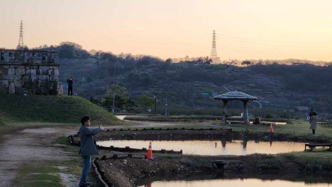 여성회관 교육프로그램 중 스마트폰으로 사진찍기. ⓒ 청도군