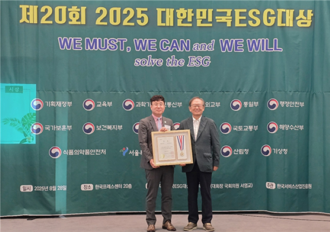 (좌측)이금재 대표가 2년 연속 대한민국ESG대상에서 국회부의장상을 수상했다. ⓒ 맘스커리어