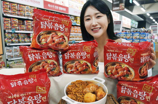 홈플러스는 이달 1일 하림과 공동 기획한 '하림 닭볶음탕면(132g×4)'을 업계 단독으로 선보인다. © 홈플러스