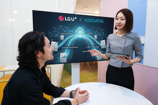 LG유플러스 직원들이 금융 특화 AI를 소개하고 있는 모습. ⓒ LG유플러스