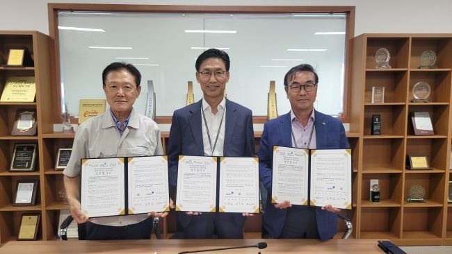 왼쪽부터 입주기업협의회 김환식 대표, 김병삼 대구경북경제자유구역청장, 영천지역건축사회 김무섭 회장. ⓒ 대구경북경제자유구역청