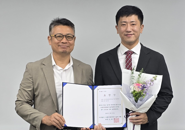 아동 운동발달 측정 기술 개발에 기여한 공로로 아동운동과학기술연구회 표창을 수상한 황동환 연구원(오른쪽). ⓒ 케이메디허브