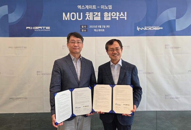 (왼쪽부터) 주갑수 엑스게이트 대표와 이동수 이노뎁 사장이 업무협약을 체결하고 기념 촬영을 하고 있다. ⓒ 엑스게이트