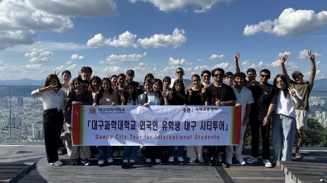 대구과학대학교 유학생들이 지난 30일 진행된 '2025 대구 시티투어'에서 앞산전망대 방문 후 단체 기념촬영을 하고 있다. ⓒ 대구과학대학교