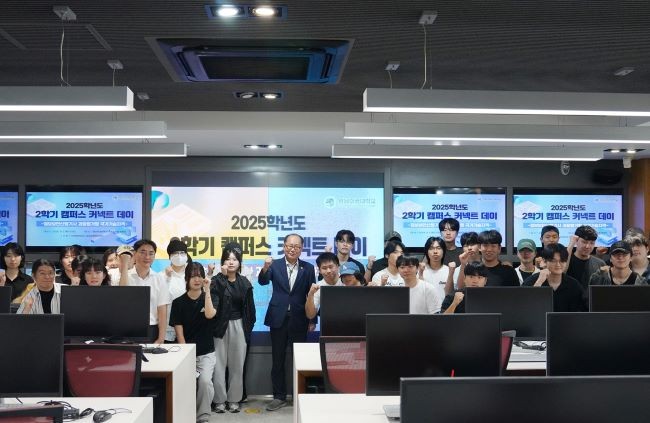 이재용 총장이 사이버보안과 학생들과 기념사진을 촬영하고 있다. ⓒ 영남이공대학교