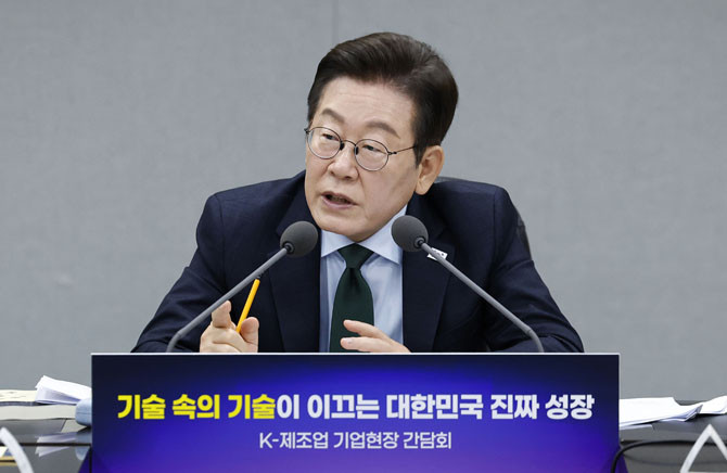 이 대통령은 3일 경기도 안산에 위치한 새솔다이아몬드공업에서 강소기업 간담회를 개최했다. ⓒ 연합뉴스