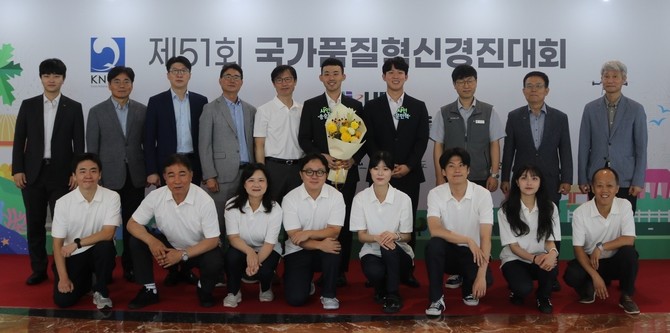 지난달 29일 제주국제컨벤션센터에서 막을 내린 제51회 국가품질혁신경진대회에서 금상 6개, 동상 1개를 수상 후 기념촬영을 하고 있다. ⓒ 서부발전