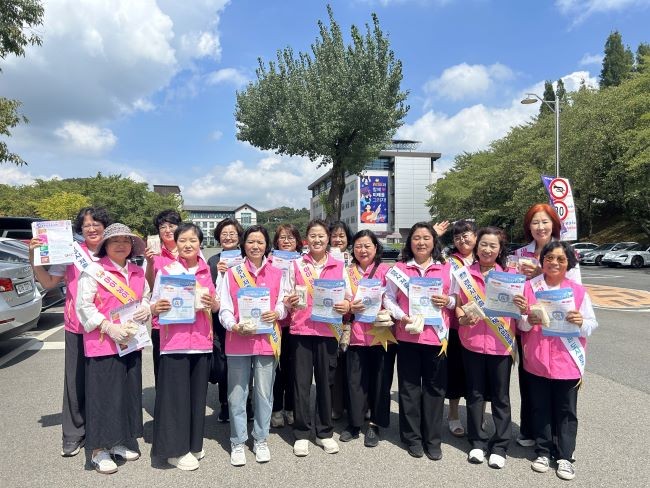 한자녀더갖기운동연합 경주시지부는 지난 3일 동국대 WISE캠퍼스에서 저출생 위기 극복 캠페인을 펼친 후 기념촬영을 하고 있다. ⓒ 경주시