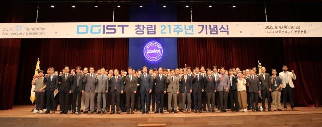 4일 DGIST 컨벤션홀에서 창립 21주년 기념식을 가진 후 기념촬영을 하고 있다. ⓒ DGIST