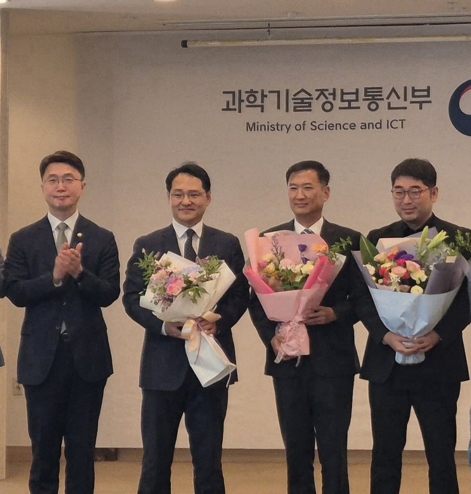 (왼쪽부터) 류제명 과학기술정보통신부 제2차관, 배정훈 포씨소프트 대표, 지창건 MDS인텔리전스 대표, 하영빈 에버스핀 대표가 기념촬영을 하고 있다. ⓒ MDS테크