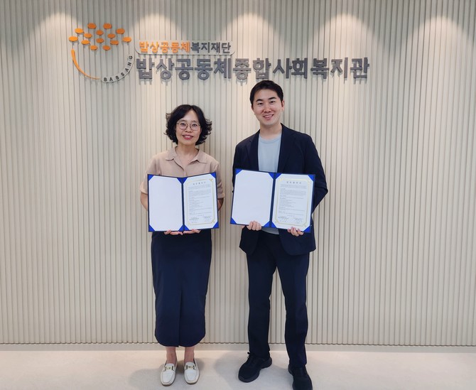 인핸드플러스와 밥상공동체종합사회복지관이 '손목 위의 주치의' 시니어케어 프로젝트 추진을 위한 업무협약을 체결했다. ⓒ 인핸드플러스