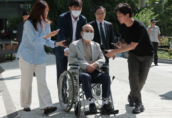 이봉관 회장이 서울 종로구 KT광화문빌딩에 마련된 '김건희 여사 관련' 특별검사팀 사무실에 출석하고 있다. © 연합뉴스