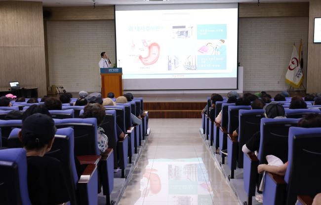 세명기독병원 소화기센터 권병진 과장이 지난 28일 본관 10층 광제홀에서 열린 '8월 포항MBC 시민건강클리닉' 건강강좌에서 강의하는 모습. ⓒ 세명기독병원