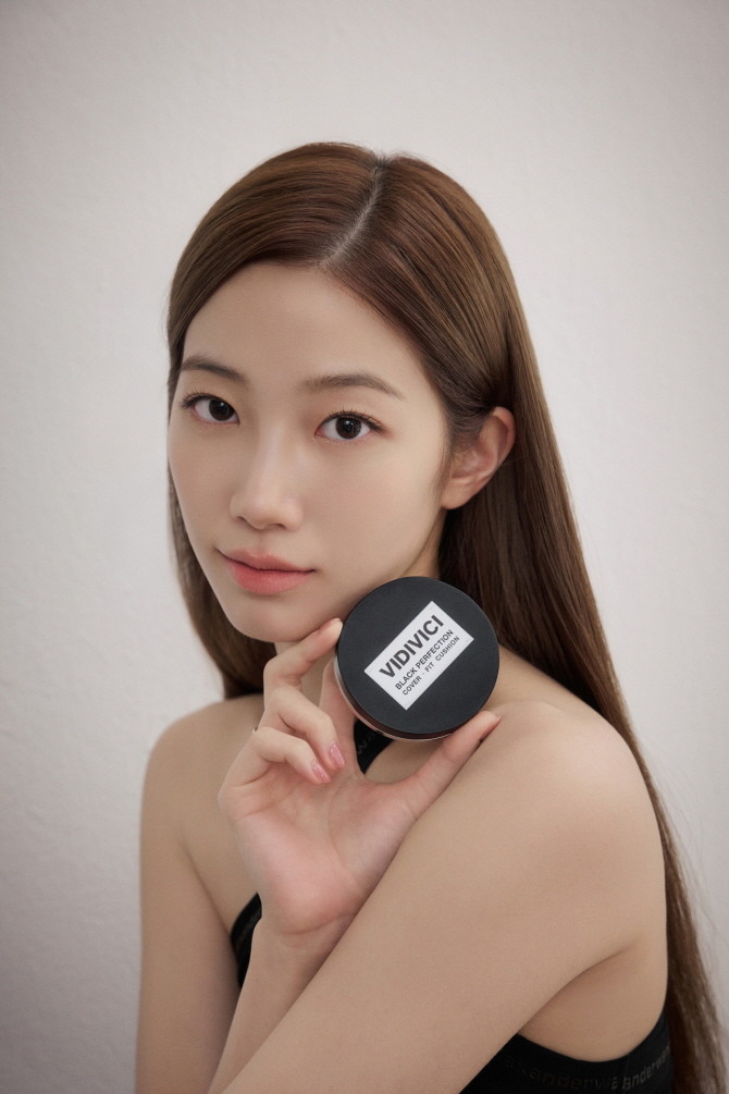 신세계인터내셔날의 화장품 브랜드 비디비치는 이달 세미 매트 제형의 '블랙 퍼펙션 커버 핏 쿠션'을 출시했다. © 신세계인터내셔날