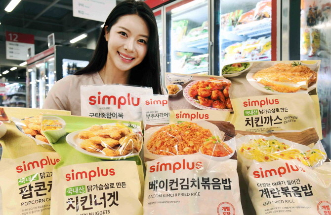홈플러스가 냉동 치킨, 돈까스 등 심플러스 '집밥 쟁여템' 간편식 10종을 합리적인 가격에 선보이고, 간단한 조리를 선호하는 '간편족'들을 공략한다. © 홈플러스