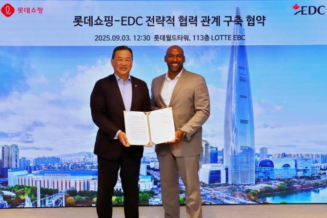 3일 서울 송파구 롯데월드타워에서 김상현 롯데 유통군 총괄대표 부회장(사진 왼쪽)과 조지 모니즈(George Monize) EDC 아시아태〮평양 총괄대표(사진 오른쪽)이 '롯데쇼핑-EDC 전략적 협력 관계 구축 협약'을 체결하고 기념사진을 촬영했다. 이번 협약을 통해 롯데쇼핑은 EDC의 금융 협력 및 양국 기업 상호 진출 지원에 나설 계획이다. © 롯데쇼핑