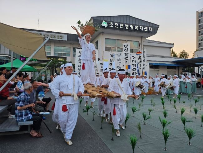 지난 6일 초전면 행정복지센터 앞마당에서 농민들의 명절인 백중을 맞이해 사회적협동조합 성주들소리보존회에서 주관한 국악 공연인 '들song 날song 콘서트'를 펼쳤다. ⓒ 성주군