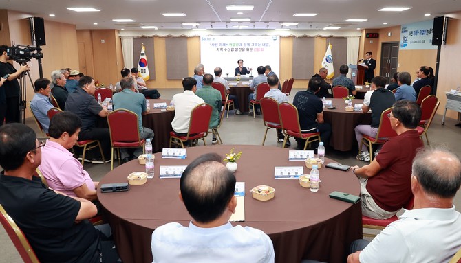 박동식 사천시장이 어업인 간담회를 주재하고 있다. ⓒ 프라임경제