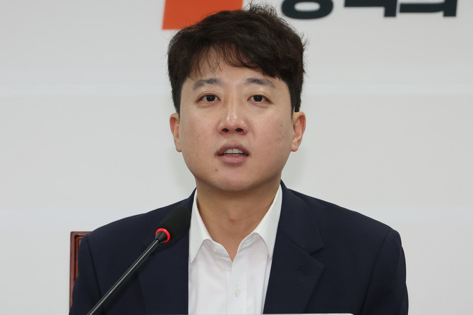 이준석 개혁신당 대표가 8일 서울 여의도 국회에서 열린 최고위원회의에서 발언하고 있다. © 연합뉴스