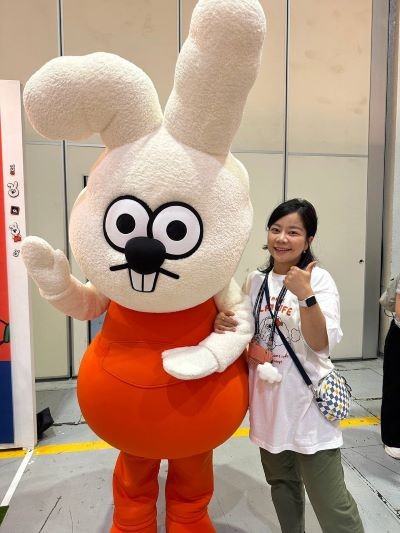 (우측부터) 이희성 모로아일랜드 대표와 토끼의 외형을 하고 있는 뜬구름 조각으로 만들어진 구름 캐릭터 '따로'.  ⓒ 모로아일랜드