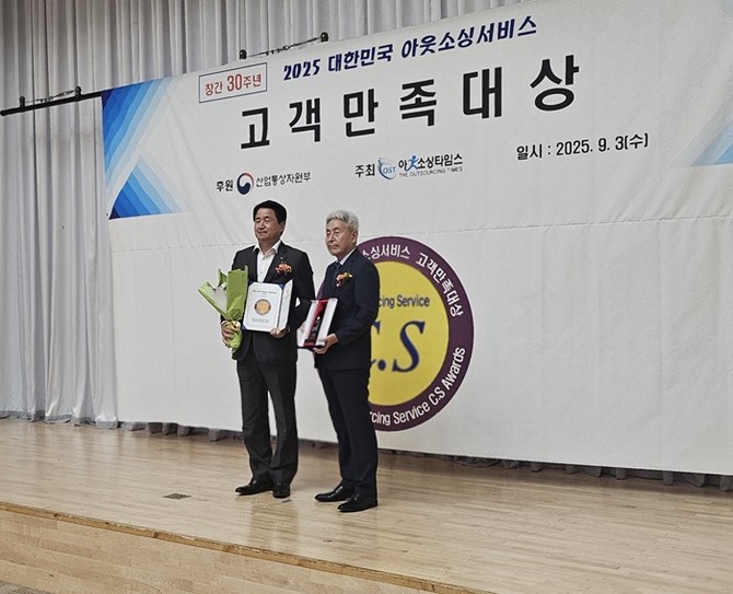(좌측)박춘홍 대표 수상 후 기념 촬영을 하고 있다. ⓒ 제니엘