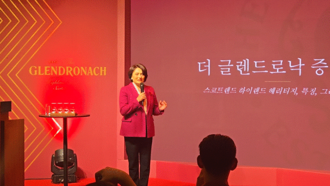 지난 8월28일 열린 '더 글렌드로낙 울트라 프리미엄 라인' 출시 프리뷰 행사 현장. 레이첼 베리(Rachel Barrie) 마스터 블렌더가 발표하고 있다. =배예진 기자