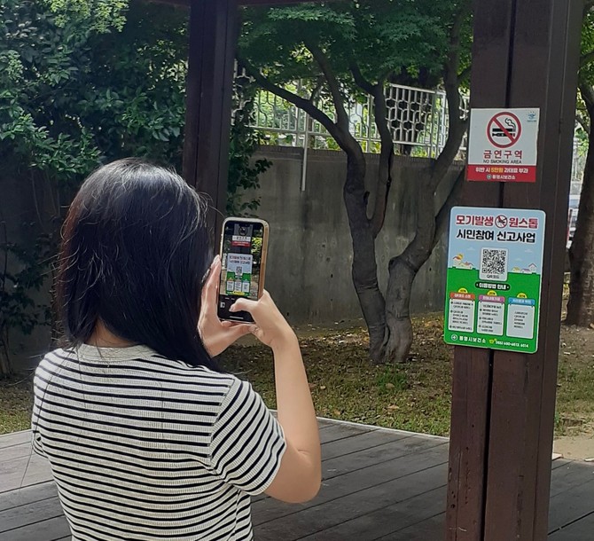 통영시는 주요 방역 취약지와 읍면동 행정복지센터 50개소에 QR코드 안내판을 설치했다. ⓒ 통영시